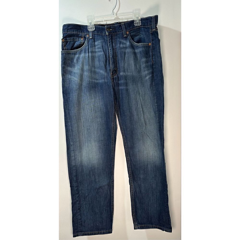 Levi’s men’s 505 straight leg medium wash jeans size 38x30.   #38-0954